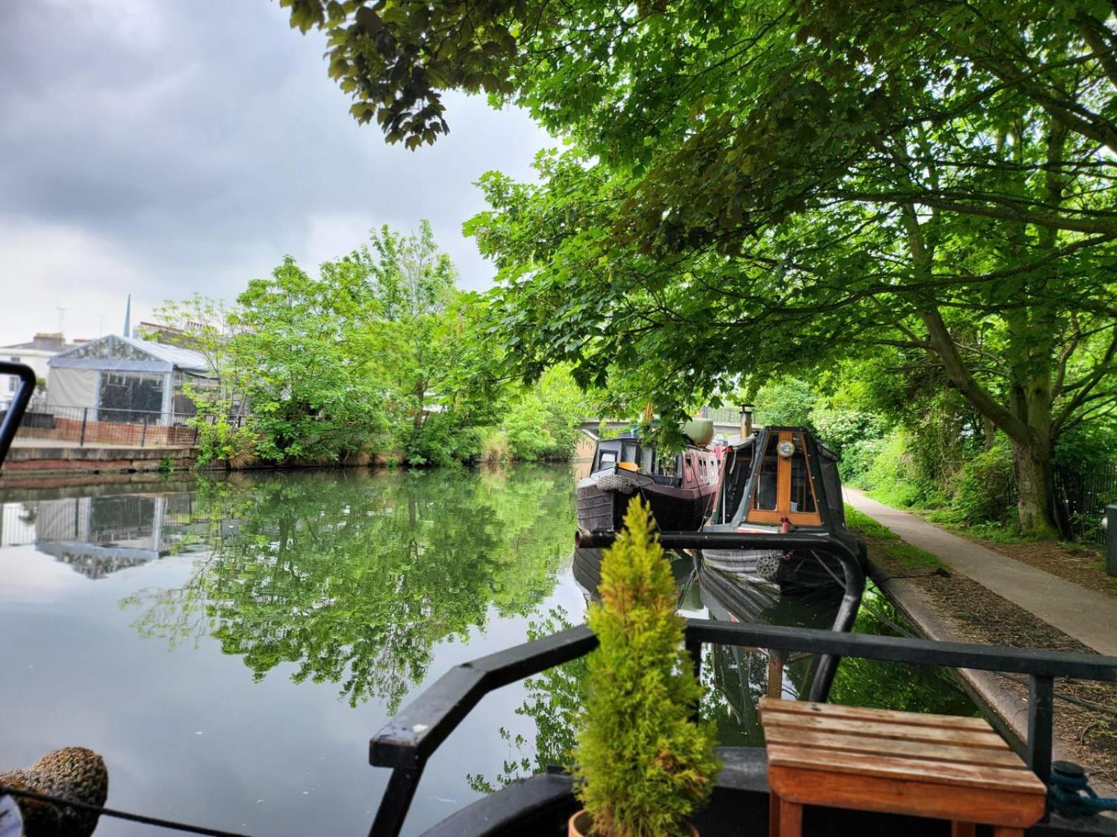 Lovely Canal Boat In Little Venice For Family & Friends London Bagian luar foto